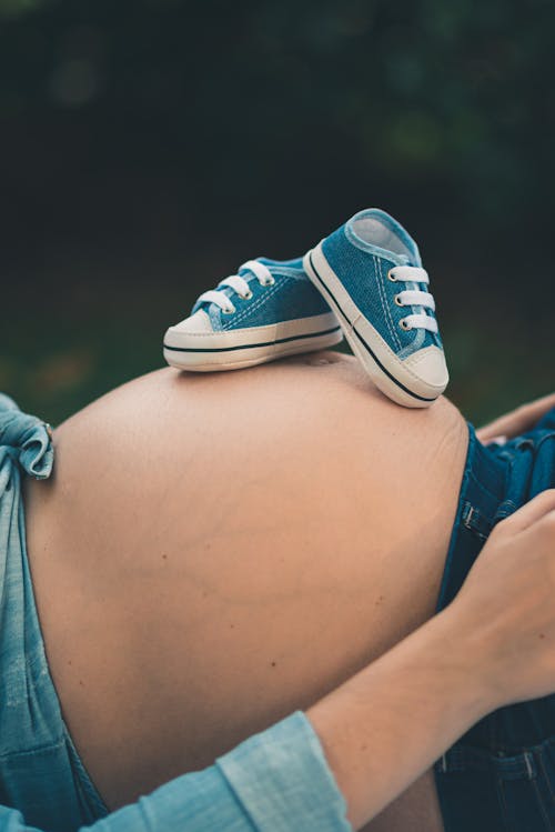 analık, anne, bebek ayakkabıları içeren Ücretsiz stok fotoğraf