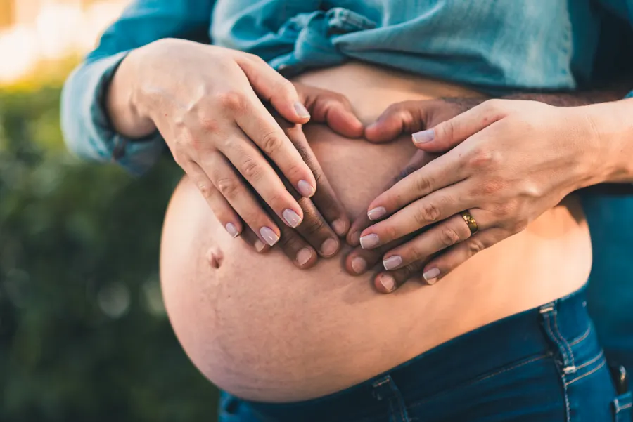 Femme enceinte éclairée par la fenêtre