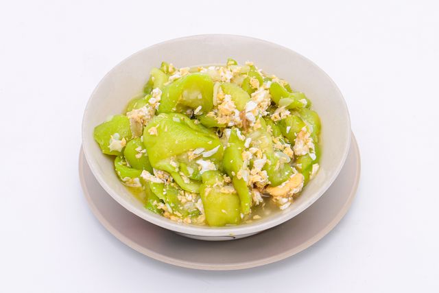 Freshly prepared Asian stir-fry with green vegetables and eggs, perfect for a healthy meal.
