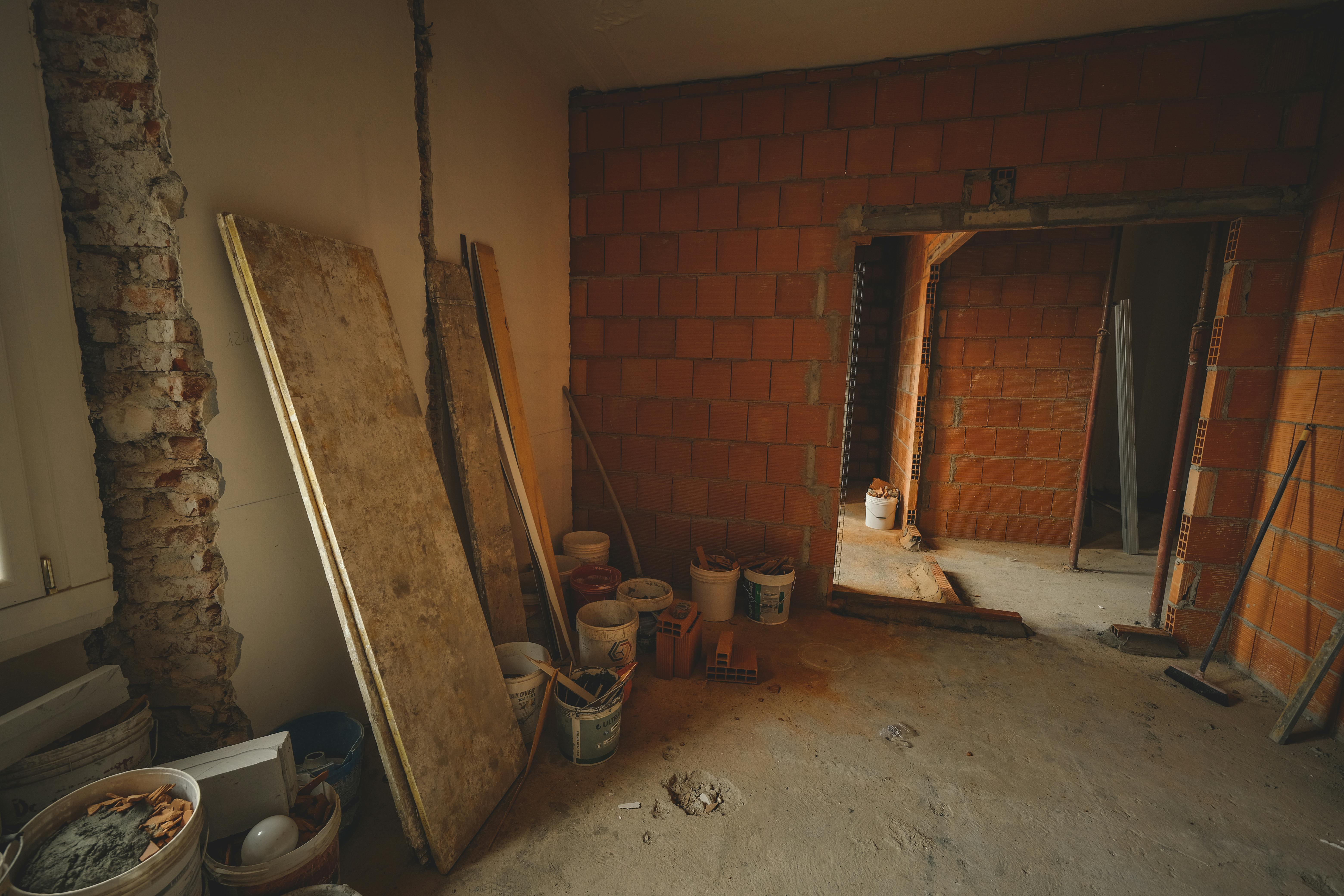free-photo-of-construcao-renovacao-reforma-tijolo-vermelho.jpeg