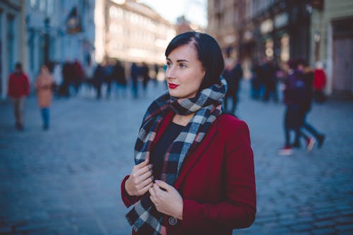 Fotografi Fokus Selektif Wanita Yang Mengenakan Syal