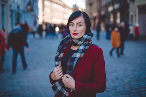 Mujer con abrigo rojo en calle concurrida