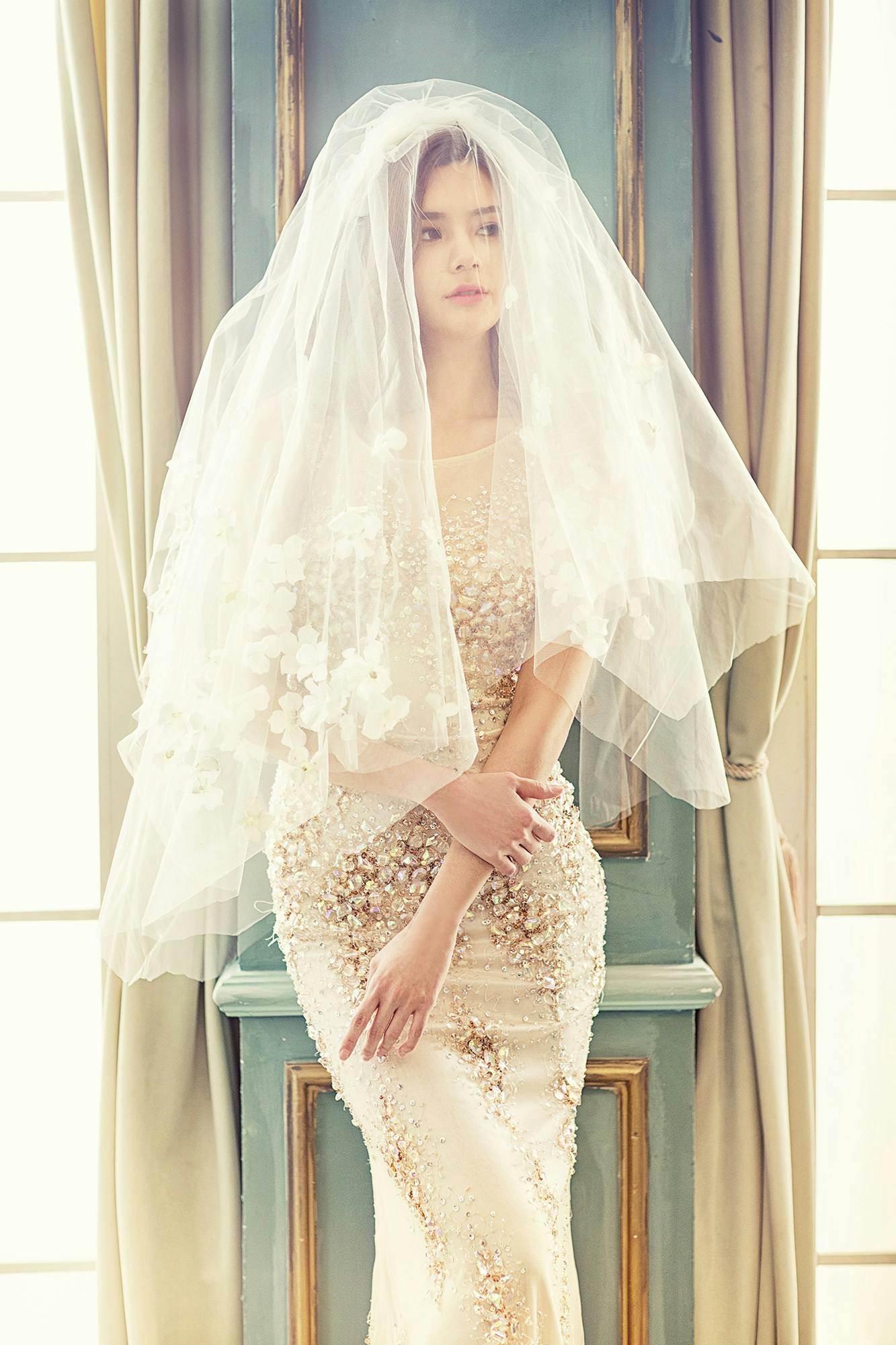 https://images.pexels.com/photos/157997/wedding-dresses-character-fashion-individuality-157997.jpeg