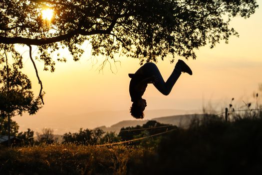 salto arrière au couché du soleil