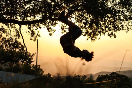 salto arrière au couché du soleil