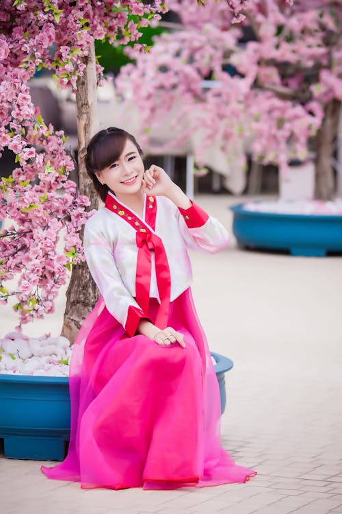 Frau, Die Rosa Kimono Trägt
