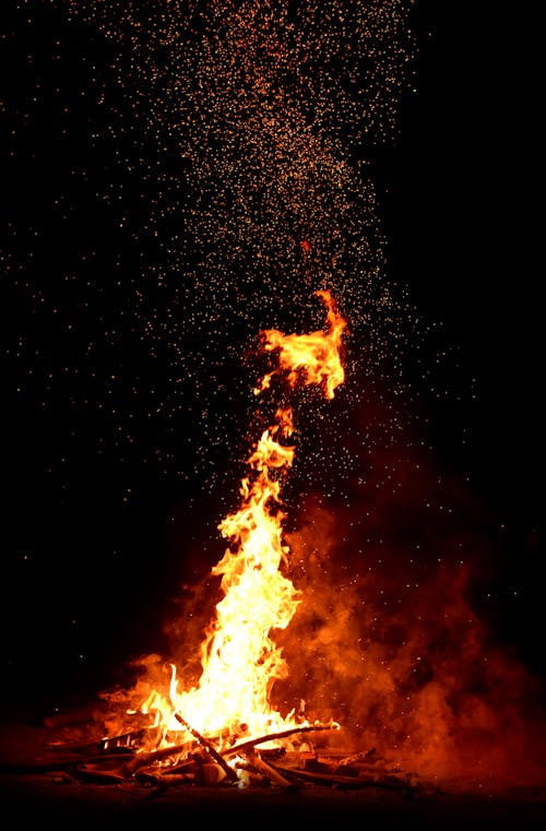 垂直拍攝, 晚上, 火 的 免費圖庫相片