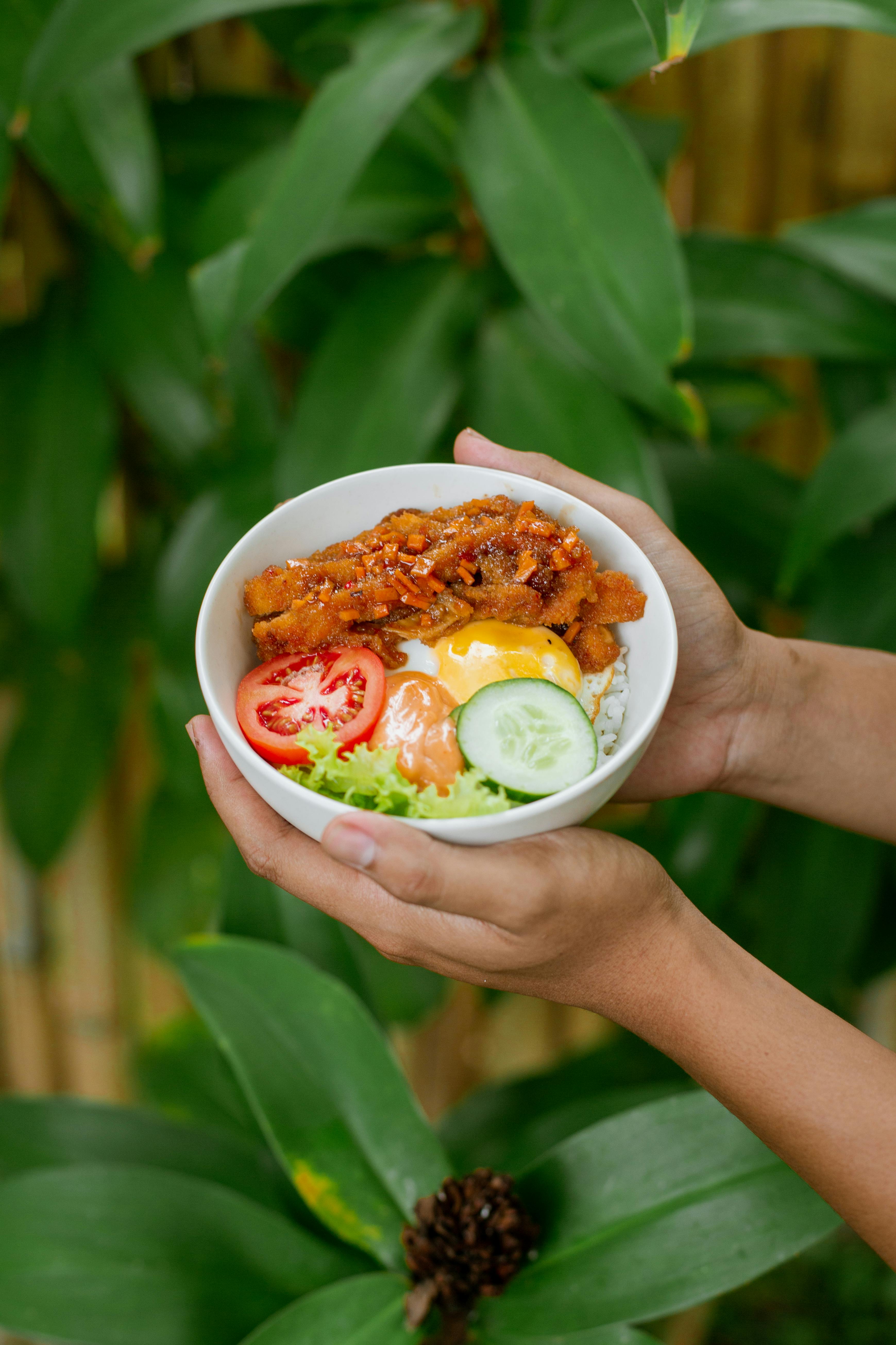 A close-up of a fresh and healthy food bowl with vegetables and grilled meat, ideal for a healthy lifestyle.
