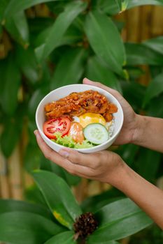 A close-up of a fresh and healthy food bowl with vegetables and grilled meat, ideal for a healthy lifestyle.