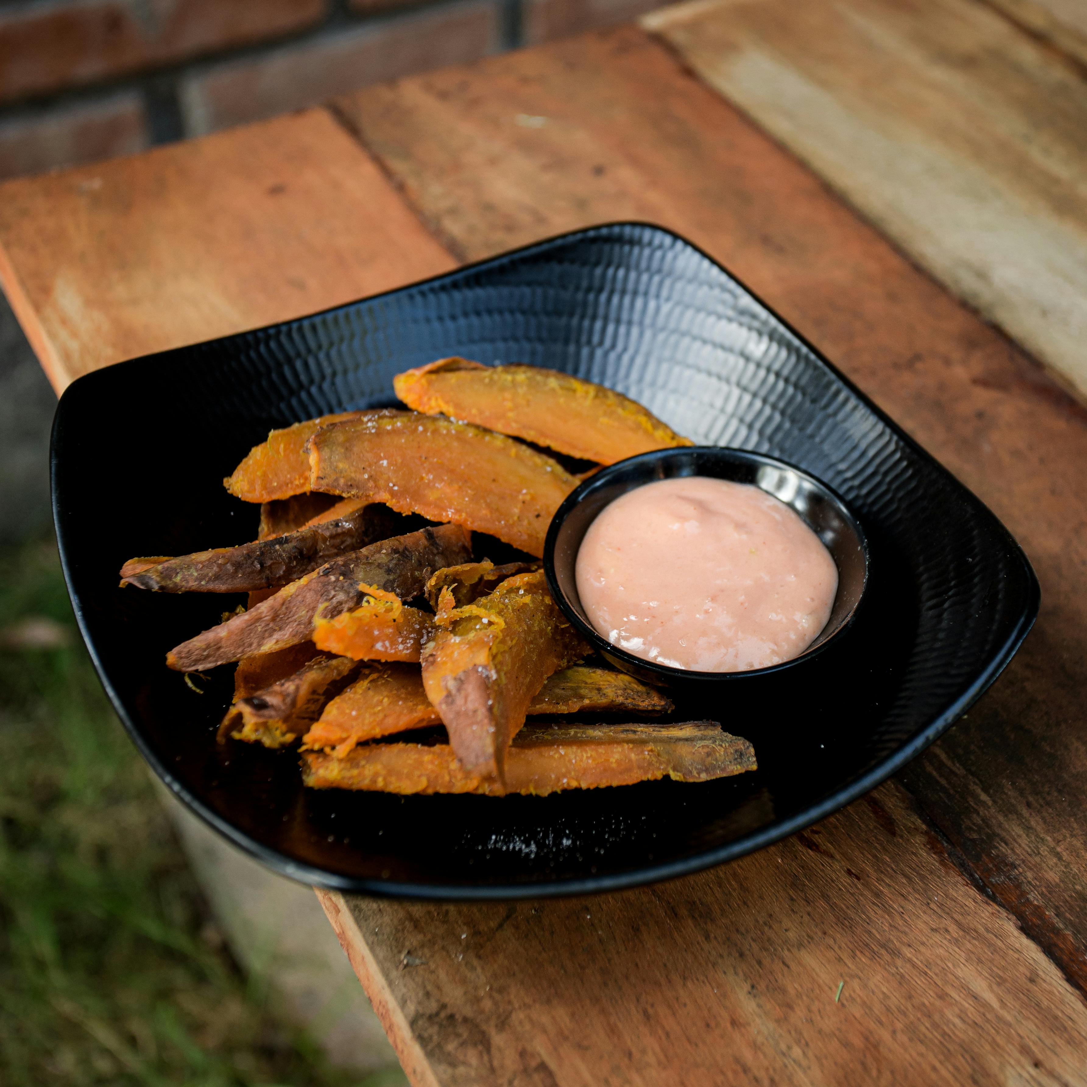 Bastones de Camote Horneados con Crema Huancaína Ligera