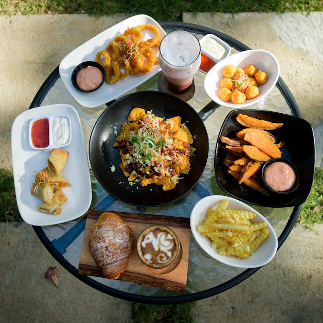 Garmi mein aisi outdoor spread dekhkar dil khush ho jata hai! 🍴🌞 Perfect afternoon food vibes with friends and family, aur yeh drink wala combo toh sabse best hai 😋 #afternoonfood #tolee #outdoorvibes
