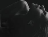 一幅黑白艺术肖像，勾勒出女性轮廓，光影柔和