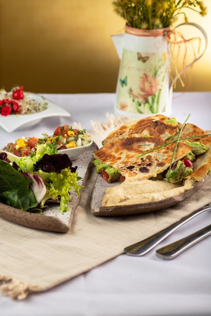 Quesadilla Integral de Requesón, Flor de Calabaza y Epazote