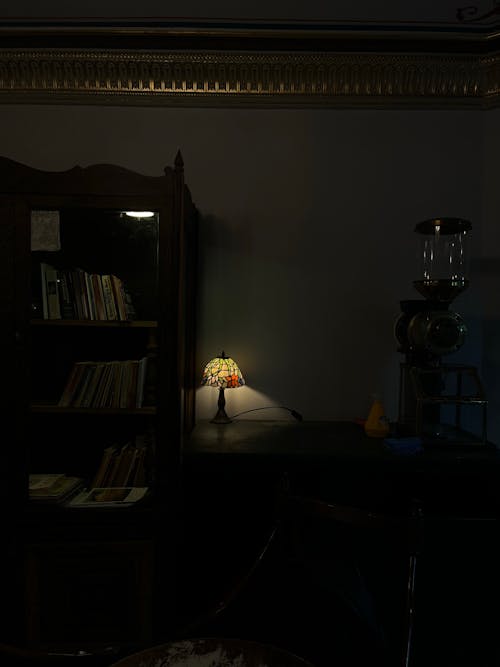 Foto profissional grátis de abajur, cômodo, escuridão