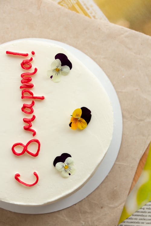 beyaz pasta, dikey atış, doğum günü pastası içeren Ücretsiz stok fotoğraf