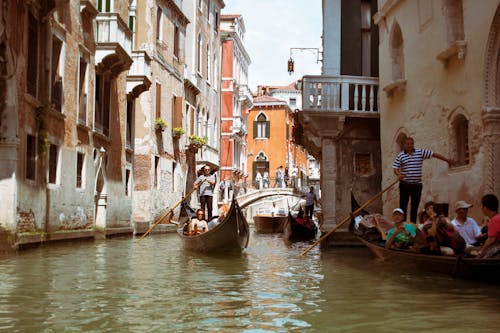 Gruppo Di Uomini Che Guidano La Pagoda Sul Corpo D'acqua