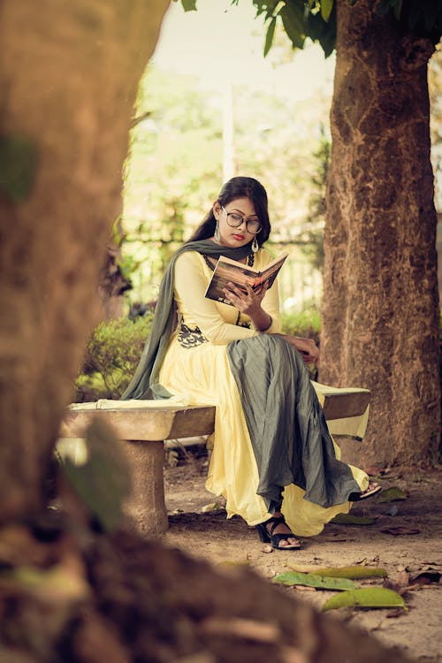 Gratis Wanita Membaca Buku Foto Stok