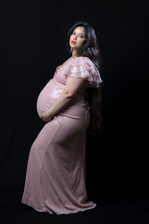 Бесплатное стоковое фото с беременная, вертикальный выстрел, вечерняя одежда