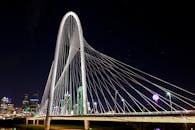 达拉斯玛格丽特·亨特山大桥的景色令人惊叹，拥有城市天际线和夜晚充满活力的灯光