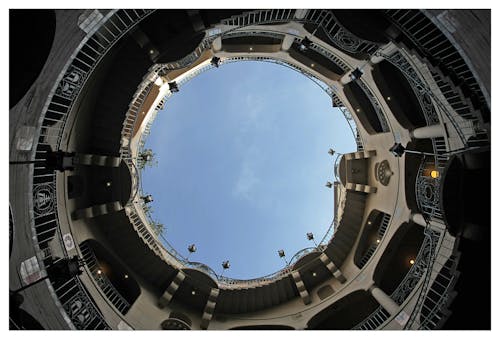 Photographie En Contre Plongée De L'intérieur Du Bâtiment