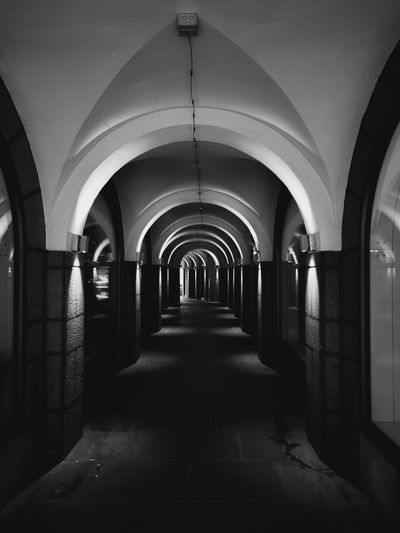 Arched corridor in monochrome — photo by Ekrem on Pexels