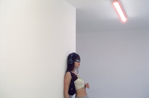 Безкоштовне стокове фото на тему «білі стіни, жінка, лампа»
