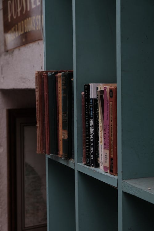 Безкоштовне стокове фото на тему «вертикальні постріл, книгарня, книги»
