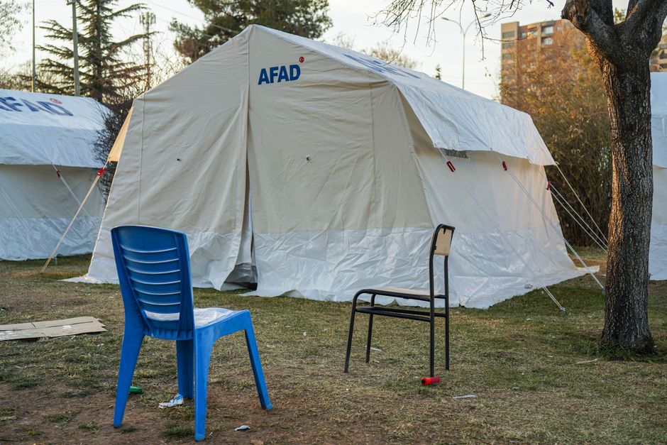 재난지원금 지급대상: 올해 내 이름도 포함됐을까? 8 Emergency tents set up in Gaziantep for disaster relief efforts, featuring chairs and trees.