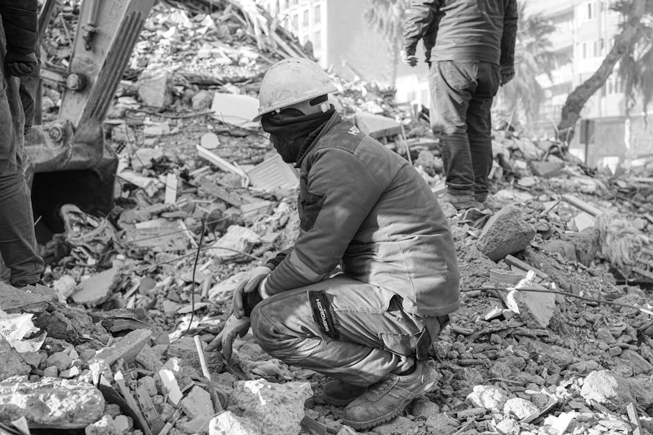 재난지원금 지급대상: 올해 내 이름도 포함됐을까? 5 Rescue workers amidst rubble after an earthquake in Turkey, capturing resilience and teamwork.