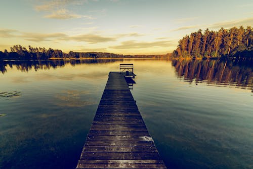 Dock En Bois Brun Pendant La Lumière Du Jour