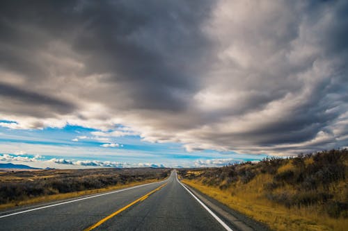 Základová fotografie zdarma na téma asfalt, cestování, mraky