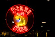 甜甜圈咖啡馆的霓虹灯在黑暗中闪烁着五彩缤纷的光芒