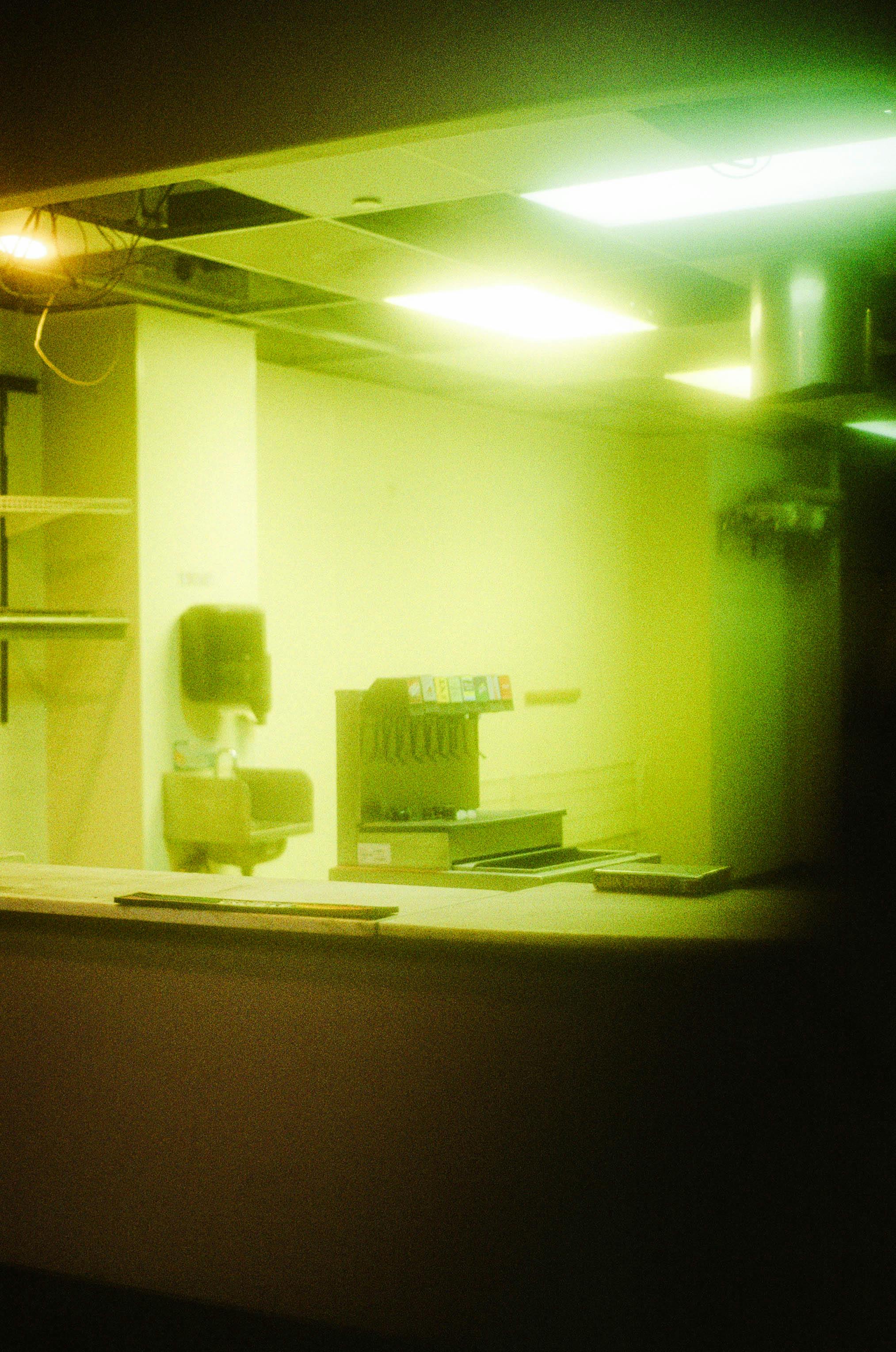 Zadarmo Fotobanka s bezplatnými fotkami na tému automat, automat na nealkoholické nápoje, bezútešný Fotka z fotobanky