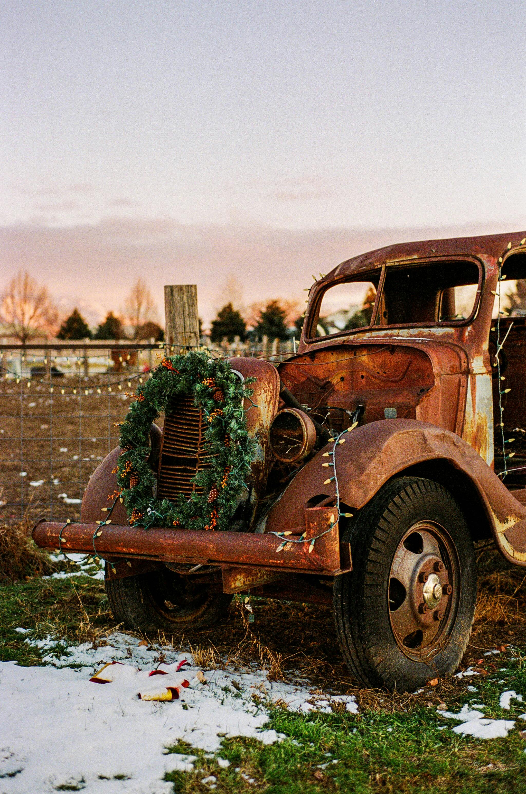 free-photo-of-rusty-abandoned-car-on-farm.jpeg