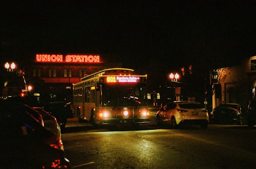 arabalar, gece, Kent içeren Ücretsiz stok fotoğraf