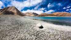 班公湖的景色令人惊叹，蔚蓝的湖水映衬着高耸的喜马拉雅山脉，天空明媚