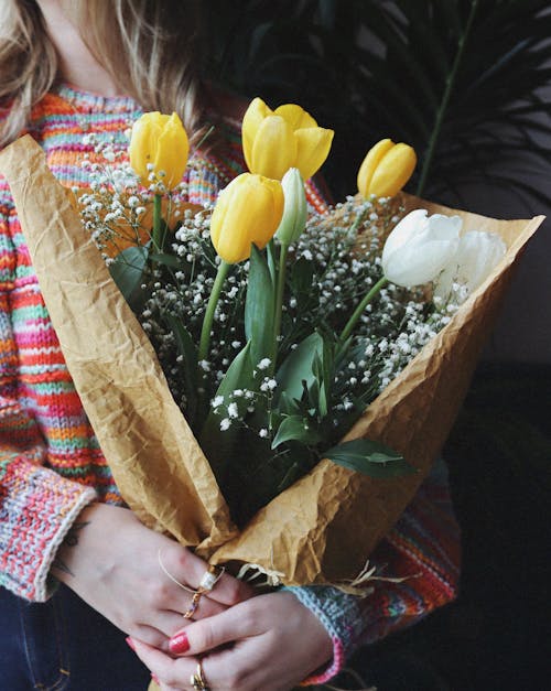Бесплатное стоковое фото с букет, желтые тюльпаны, женщина