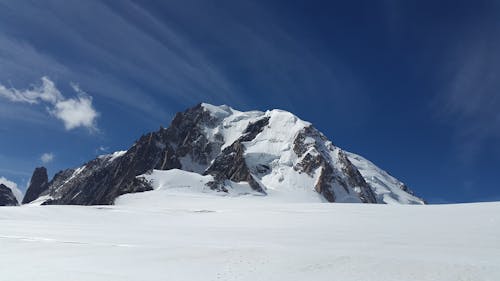 Foto De Montaña Helada Gris Y Blanca Durante El Día