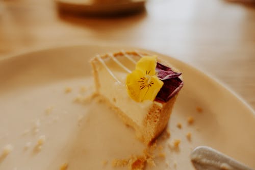 cheesecake, çiçek, dekor içeren Ücretsiz stok fotoğraf
