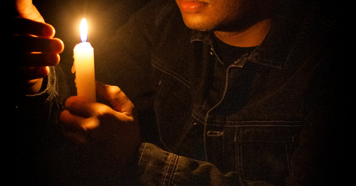 Ajoyib lezbiyenler yigitning sikini sora boshlaydi Dachada jojani sikishyapti