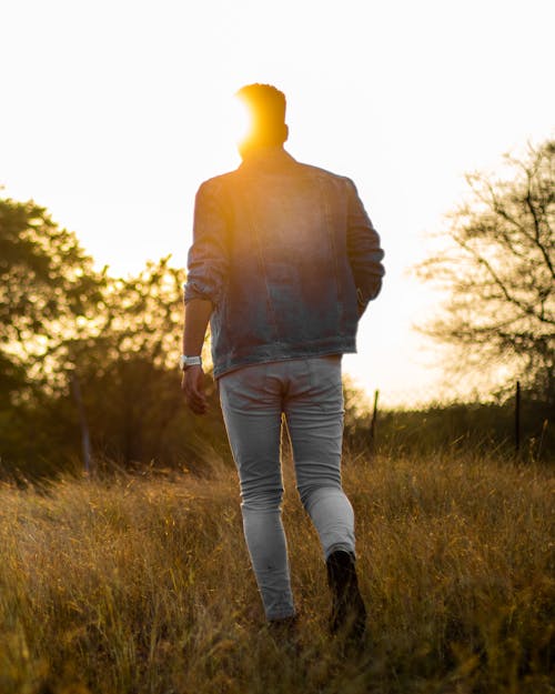 Foto profissional grátis de andando, casaco, fotografia de moda