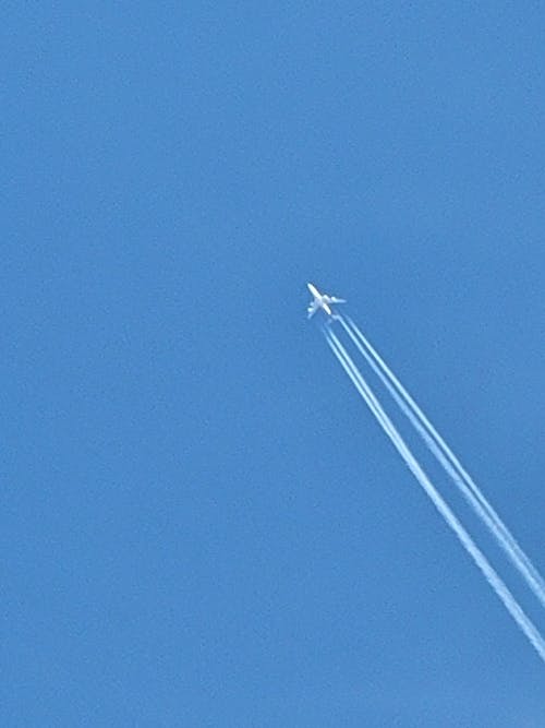 Mavi gökyüzü, sinek, uçak içeren Ücretsiz stok fotoğraf