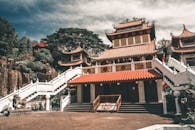 这座美丽的中国佛教寺庙，拥有传统建筑和复杂的设计