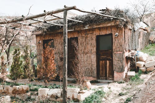 Fotografia De Uma Casa Surrada De Madeira