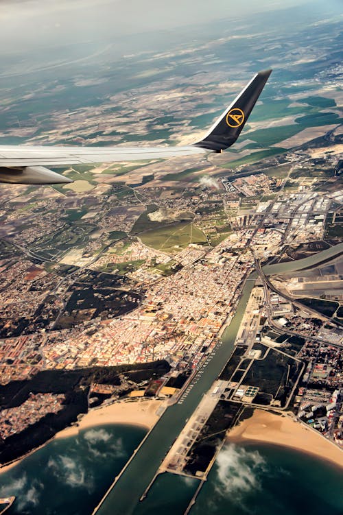 Weißes Verkehrsflugzeug Im Flug