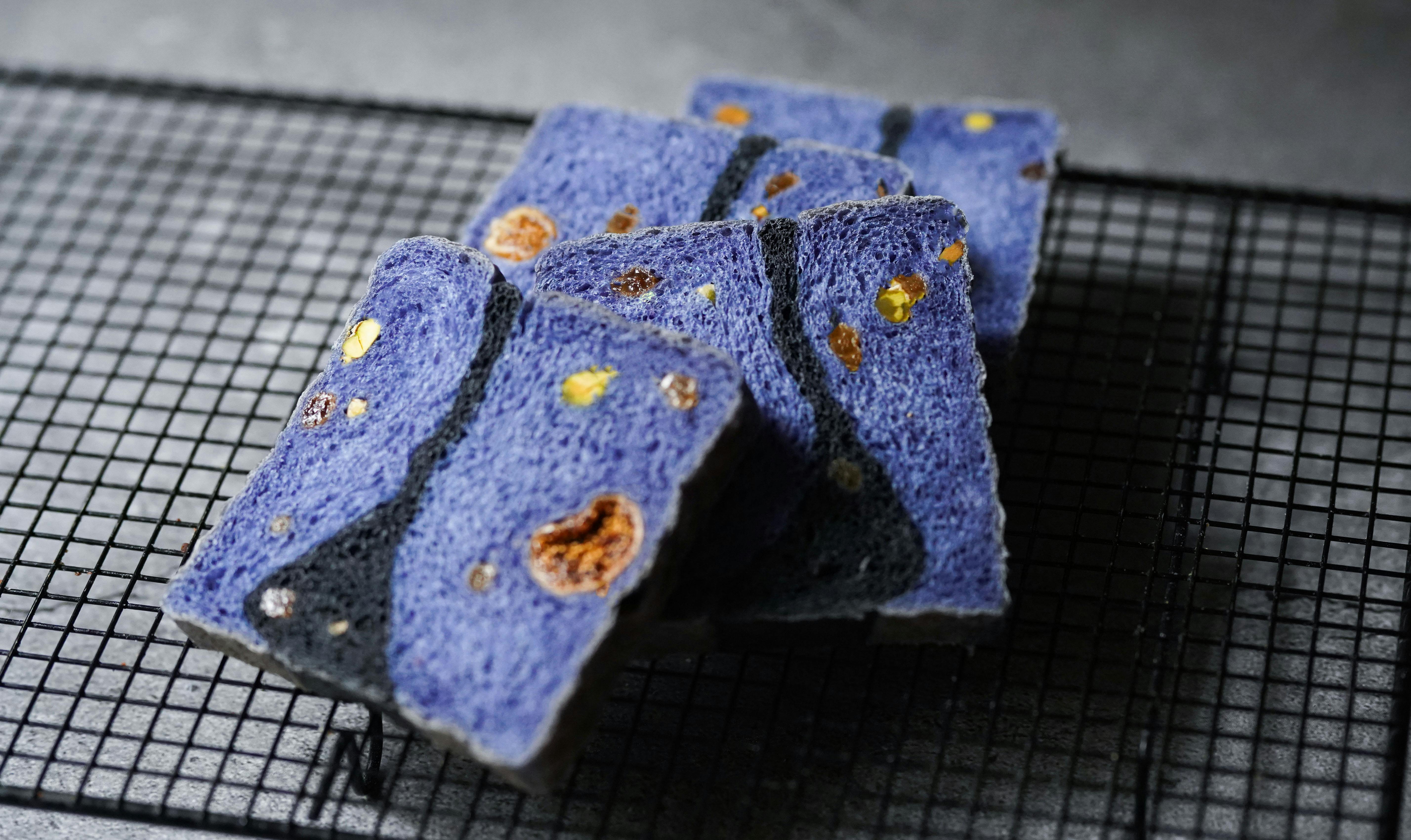 冷却架上摆放着色彩缤纷的银河主题艺术面包片