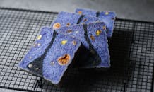 冷却架上摆放着色彩缤纷的银河主题艺术面包片