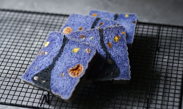 冷却架上摆放着色彩缤纷的银河主题艺术面包片