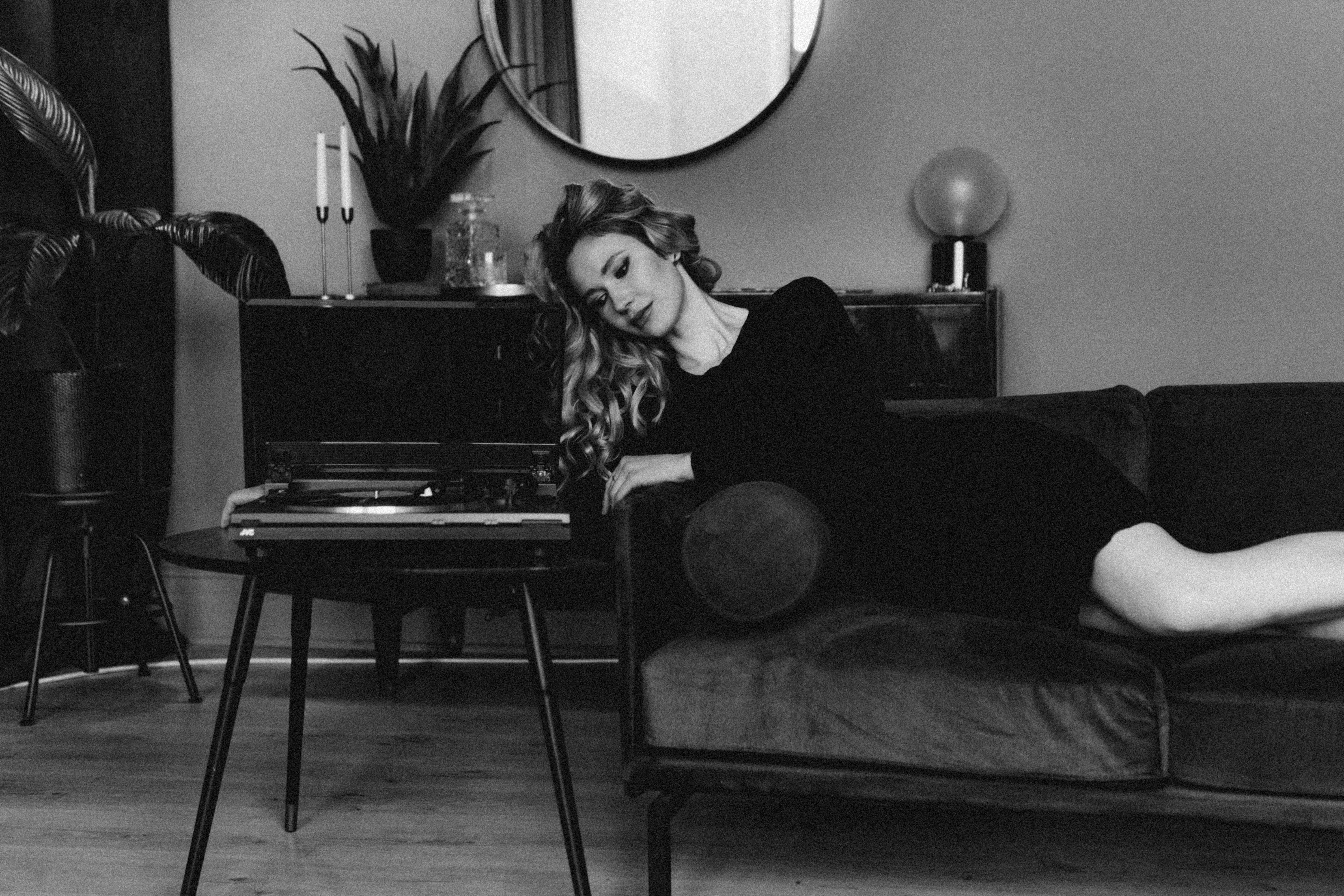 Helles Wohnzimmer mit verlegtem Vinyl-Clickboden in Eichenoptik und sauberer Sockelleiste