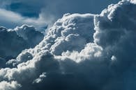 深蓝色的天空映衬着引人入胜的积雨云，展现了大自然的力量